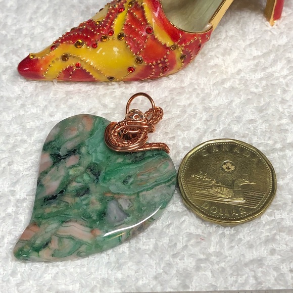 Pretty wire wrapped green heart stone - Picture 9 of 14